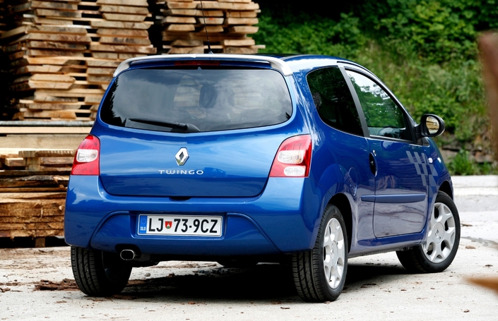 A l'arrière, la Renault Twingo GT, ici en 2007, se distingue par un béquet.