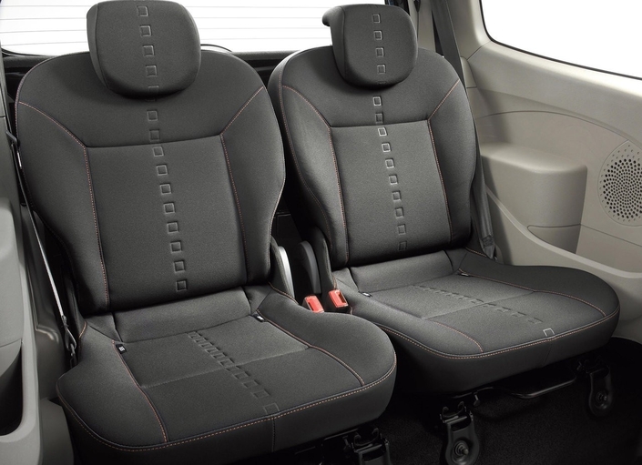 A l'arrière, la Twingo GT s'équipe de deux sièges indépendants et coulissants, fort pratiques.