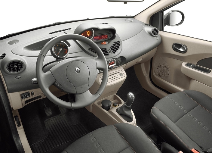 L'instrumentation digitale excentrée n'est pas un modèle d'ergonomie dans la Twingo GT. Mais le compte-tours rapporté est appréciable.