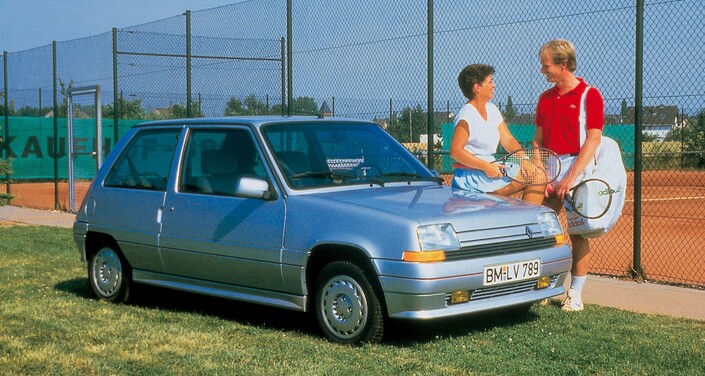 Apparue en 1987, vingt ans avant la Twingo GT, la Renault 5 GTX est, comme elle, une citadine rapide et amusante, mais pas sportive.