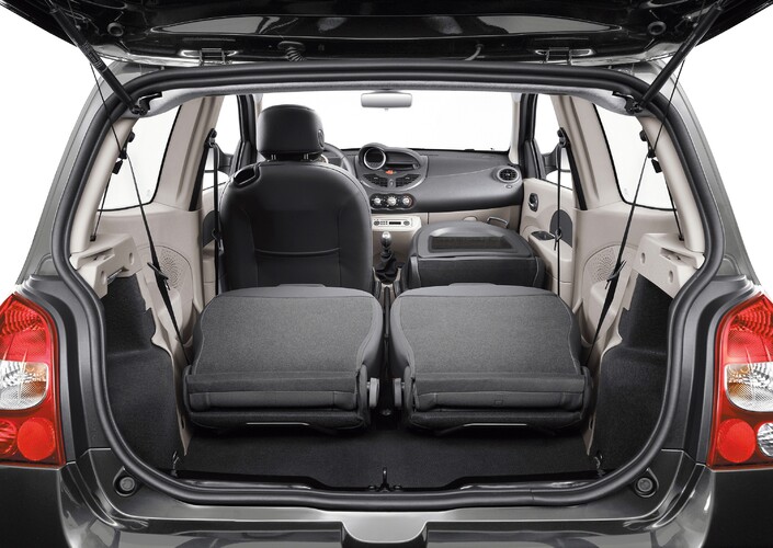 Beaucoup d'astuces dans l'habitacle de la Renault Twingo II, dont le dossier du siège passager se rabat vers l'avant. En 2007, c'était rare ! Le coffre varie de 230 l à 959 l.