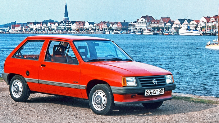 La Corsa existe depuis 1982 chez Opel (photo) et Vauxhall (chez le constructeur anglais, la première génération se nommait Nova). Les cinq premières générations ont été produites sous le pavillon américain de General Motors, alors que la sixième génération apparue en 2019 est l’œuvre de PSA. Depuis ses débuts en 1982, plus de quinze millions de Corsa ont été vendues dans le monde.