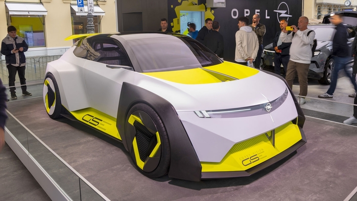 La future Opel Corsa 7 ne sera pas la réplique du concept-car Opel GSE Vision Gran Turismo vu à l’IAA de Munich, mais certains détails nous intriguent. C’est le cas du célèbre Vizor (regroupant projecteurs, feux de jour, logo dans un écrin unique) que toutes les Opel affichent désormais. Son traitement spécifique sur le concept-car pourrait bien être transposé sur la nouvelle Corsa 7. Dans l’habitacle, l’idée d’une planche de bord épurée et rétroéclairée fait son chemin.