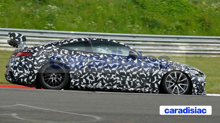 Un V8 qui crache des flammes et un châssis affûté, la Mercedes-AMG CLE 63 Mythos est une sportive qui peut rouler sur piste à haute vitesse. Mais elle sait se faire aussi douce pour le conducteur qui pourra, s’il le souhaite, l’utiliser tous les jours sur son trajet domicile-travail.