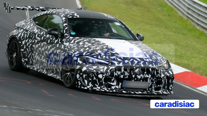 Avec son immense calandre qui lui fait comme une grande bouche, la Mercedes-AMG CLE 63 Mythos semble prête à dévorer la piste. Sur celle du Nürburgring, cette auto est malmenée par l’essayeur de Mercedes-AMG.