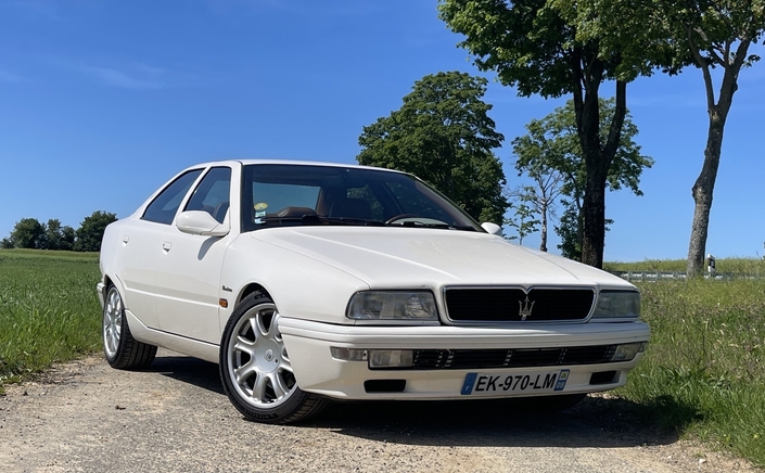 Grosse puissance, douceur et sérénité règnent au volant de la Maserati Quattroporte IV, ici une V8 Evoluzione de 1999. Elle m'a été très gentiment confiée par Quentin, d'Ewigo Etampes, un passionné de youngtimers.