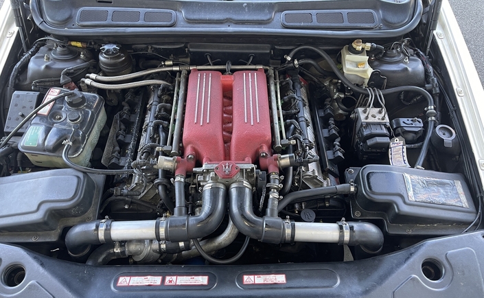 Le moteur de la Maserati Quattroporte IV, ici un V8 de 1999, est très solide, s'il a été bien entretenu. Problème, ça coûte très cher.