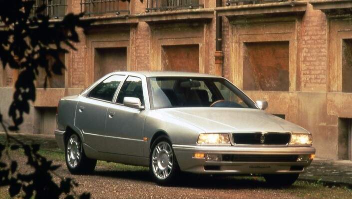 En 1994, Maserati ravive son appellation Quattroporte, abandonnée depuis 1990. Celle de 4e génération se veut plus compacte et sportive que sa devancière.