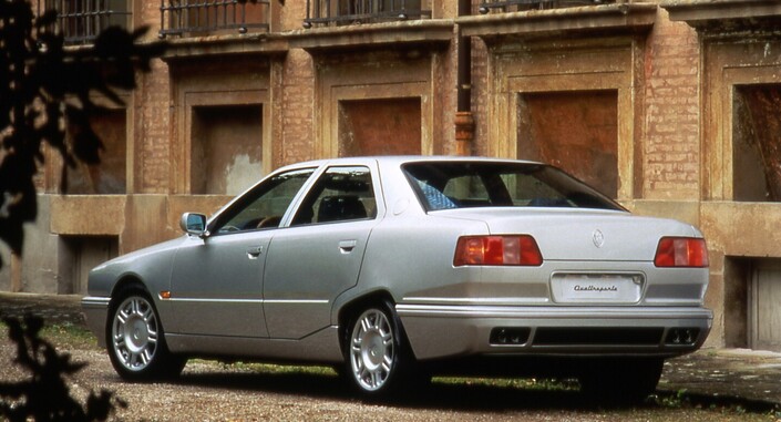 Vue de l'arrière, la Maserati Quattroporte IV laisse apprécier sa ligne taillée en flèche. Le coffre, haut, accueille 475 l de bagages... officiellement.
