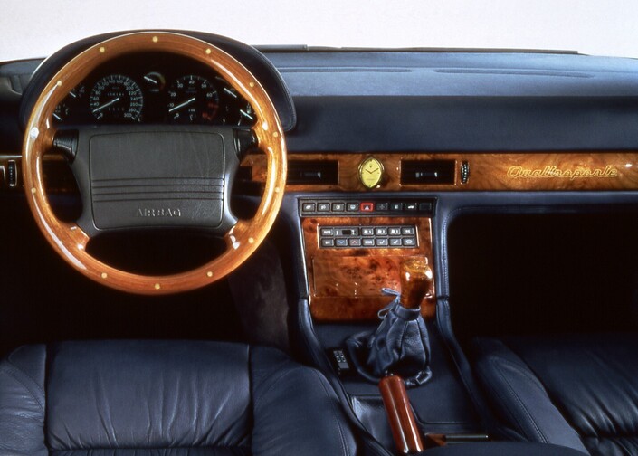 Chic et bien équipé, le tableau de la Maserati Quattroporte IV, ici en 1994, séduit. Les passionnés le trouvent même plus chic que celui de l'Evoluzione avec sa jolie horloge et son volant marqueté.