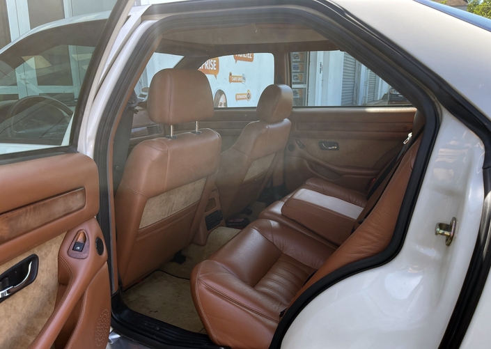 Malgré sa relative compacité, la Maserati Quattroporte IV propose une habitabilité arrière très correcte.