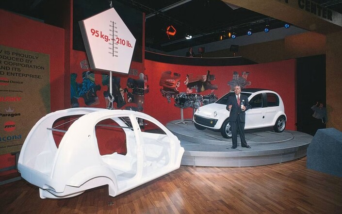 En 1997, la Chrysler CCV est exposée au salon de Francfort. Sa caisse en plastique ne pèse que 95 kg !