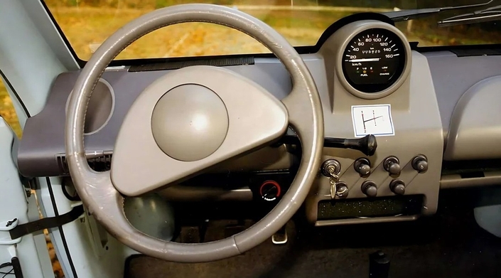 Ah ça, le tableau de bord de la Chrysler CCV ne fait pas rêver, mais celui de la 2CV non plus !