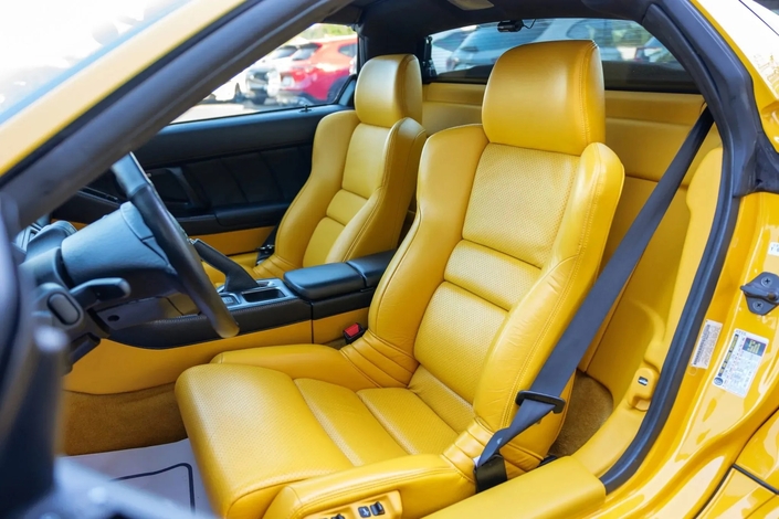 L'intérieur est lui aussi jaune.