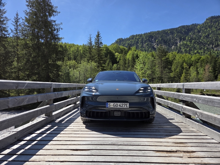 Sans le logo, la face avant ne serait pas forcément identifiable comme étant celle d’une Porsche.