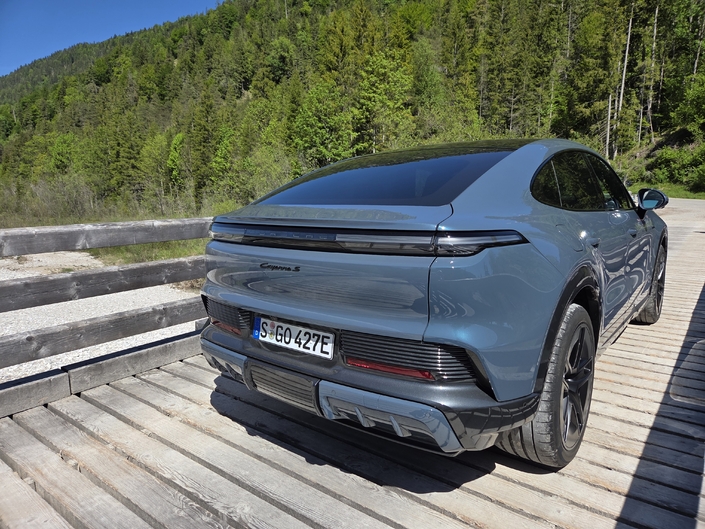 Le dessin de la partie arrière élargit visuellement le Cayenne Coupé. Il n’est pourtant plus large que le SUV.