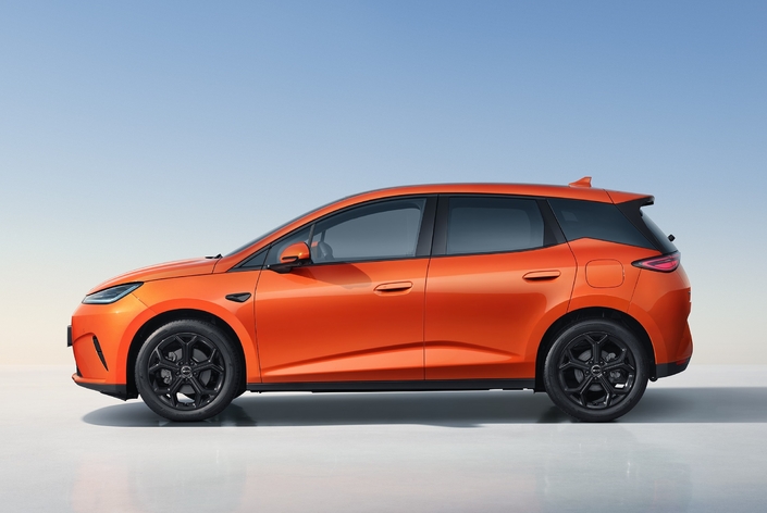 BYD ne communique pas d’images de la vue arrière, mais on imagine que les feux sont reliés par un bandeau.
