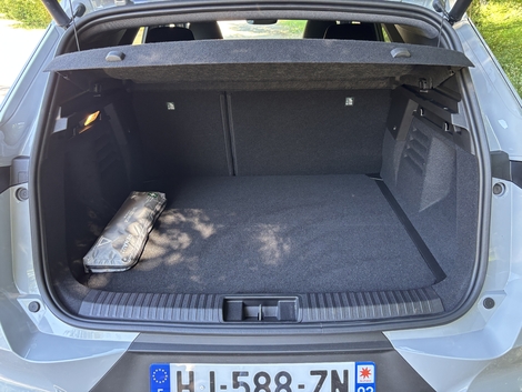 Le Symbioza fait mieux. Grâce à sa banquette coulissante le volume de base oscille entre 492 et 624 litres. A noter qu'un rangement sous plancher peut accueillir une roue de secours temporaire.