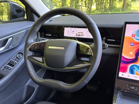 Point important. Le Jaecoo 5 ne dispose pas de bouton de démarrage. La voiture s'ouvre à l'approche de la clé et il suffit d'enclencher le mode D pour avancer. A la condition unique de boucler sa ceinture avant sinon la voiture n'avancera pas.