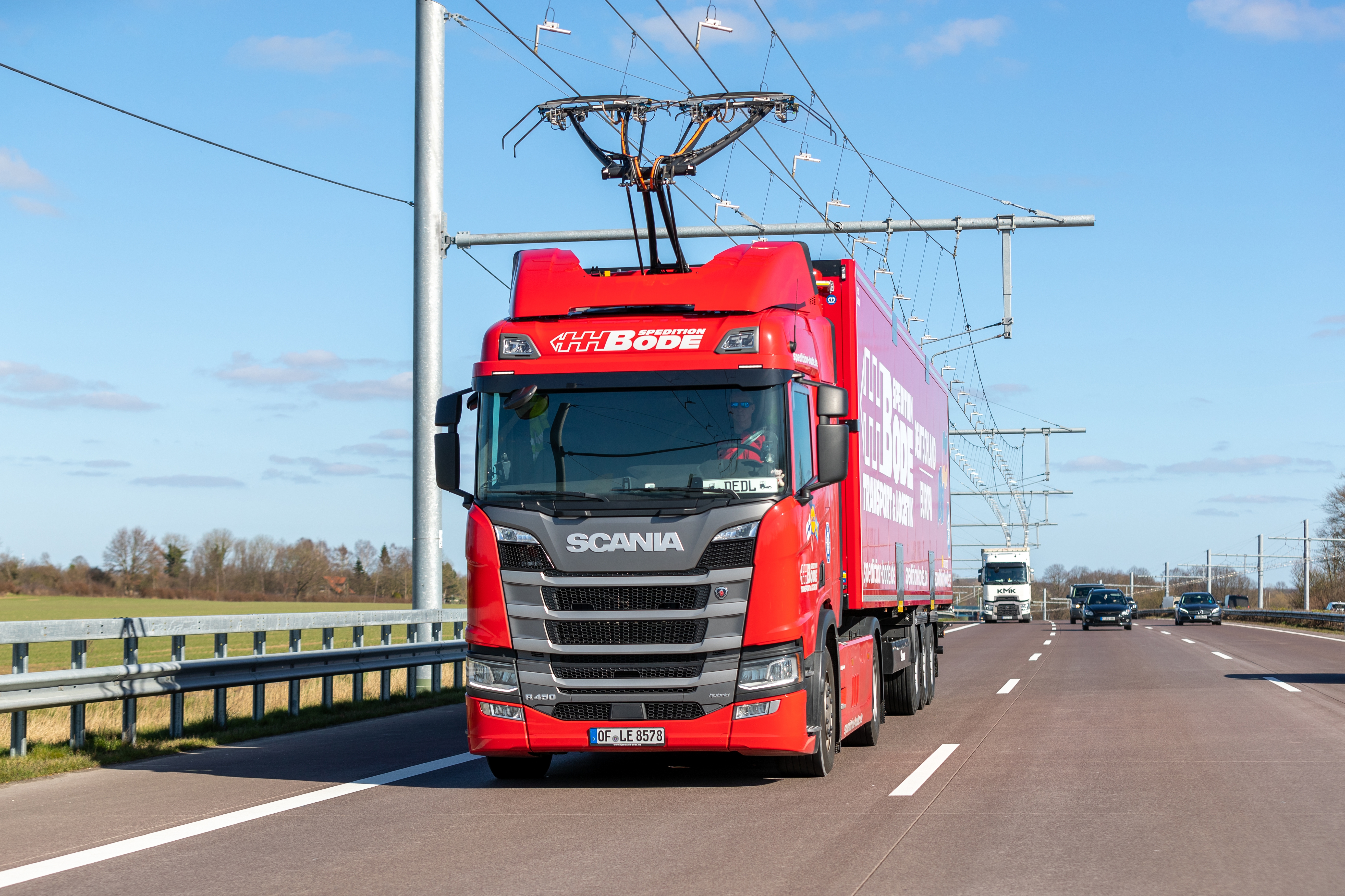 S0-des-autoroutes-a-catenaires-pour-camions-electriques-en-france-755194.jpg