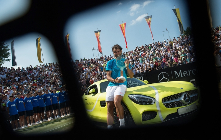 En 2015, le joueur espagnol se voit offrir une flamboyante Mercedes-AMG GT de couleur « jaune tennis » lors de sa victoire à l'Open de Stuttgart - Crédit Maxppp