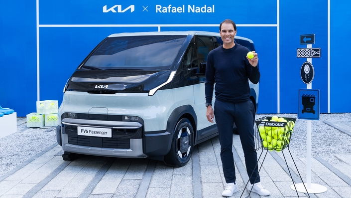 Le natif de Manacor, ici posant devant la version familiale de l'utilitaire PV5 Passenger, est l'ambassadeur de Kia depuis 22 ans - Crédit Maxppp