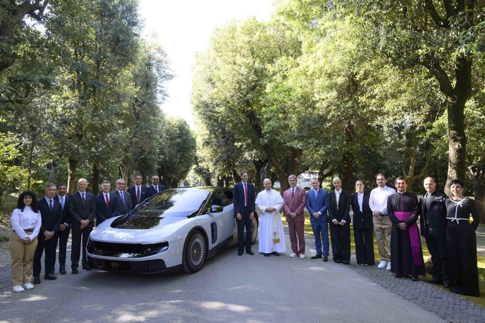 On ne connaît pas l'avis précis du pape Léon XIV sur la Ferrari Luce, mais il a gardé son volant. Photo MaxPPP.