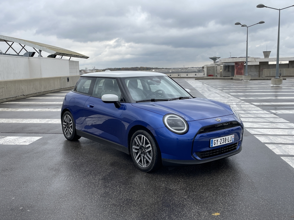 La Renault 5 défie la Mini Cooper E