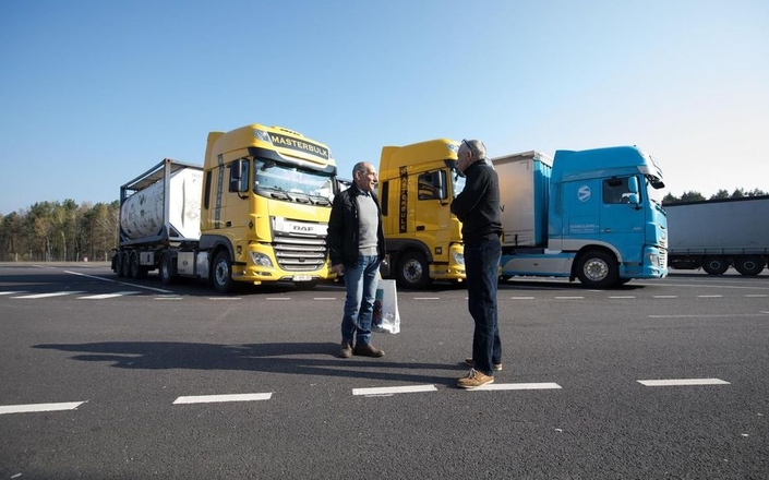 Les routiers appelés à exercer leur droit de retrait, faut-il craindre une pénurie ?