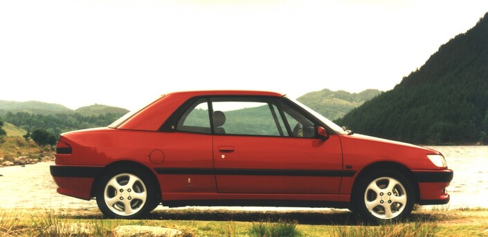 En  1995, un hard-top s'invite dans le catalogue des options de la Peugeot 306 Cabriolet. Il ne nuit aucunement à l'élégance de la ligne !