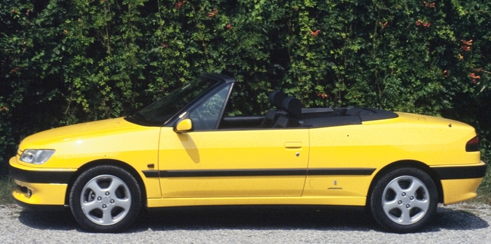 Face au coach Peugeot 306, le cabriolet, présenté fin 1993, est plus long globalement alors que son empattement est raccourci. Le tout, au bénéfice de l'esthétique, d'autant qu'il n'y a pas d'arceau.