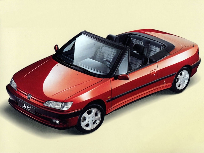 A l'avant, la Peugeot 306 Cabriolet reste identique à la version fermée. Ici début 1994, avec le petit logo qui sera vite changé.