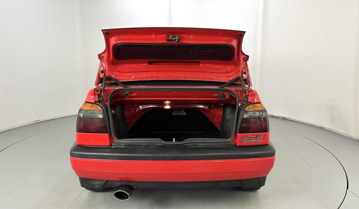 Le coffre de la VW Golf Cabriolet peut s'agrandir en rabattant les dossiers arrière. Le volume passe alors de 270 l à 470 l.