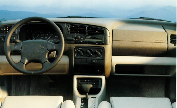 Contrairement à la 306 2.0 Cab, la VW Golf peut d'emblée s'équiper de deux airbags (ce qui condamne la boîte à gants) mais aussi d'une boîte auto.