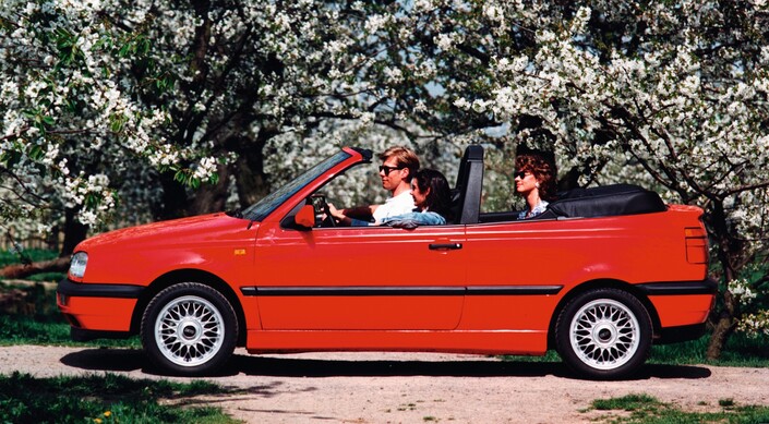 Contrairement à la 306, la Volkswagen Golf Cabriolet, présentée en 1993, conserve les dimensions du coach, empattement compris.