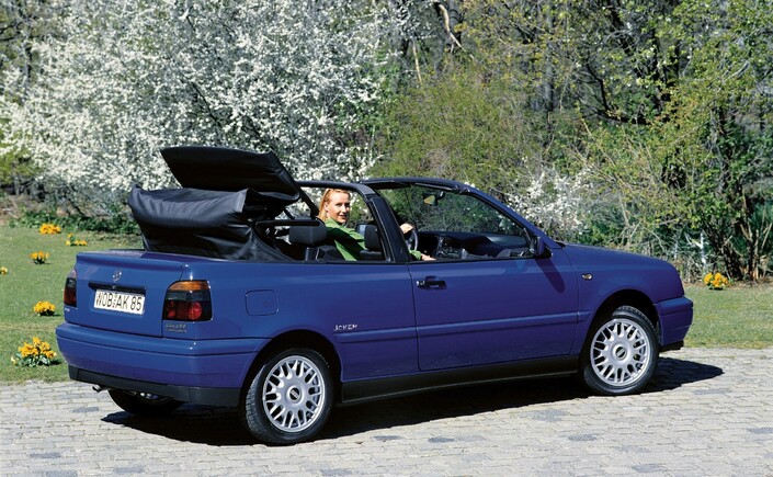 Pas de hard-top pour la VW Golf III Cabriolet, mais vu l'épaisseur de la capote (6 couches !), il ne s'impose pas.