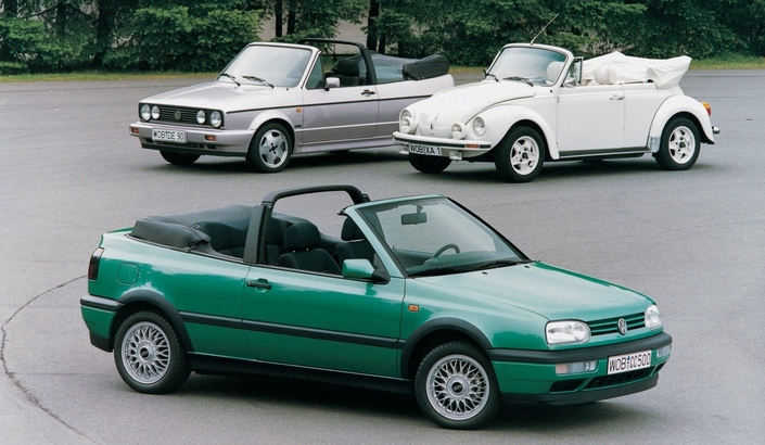 Quand elle apparaît en 1993, la VW Golf III Cabriolet hérite d'une longue tradition chez Volkswagen, qui a inventé la compacte découvrable.