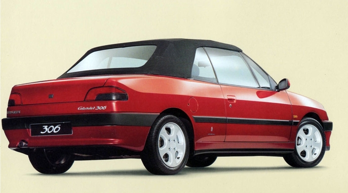 C'est à l'arrière que la Peugeot 306 Cabriolet se distingue le plus du coach, sa poupe, spécifique jusqu'aux feux, étant allongée.