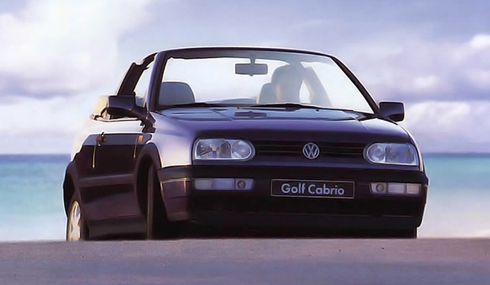 En cabriolet, la VW Golf III se situe en droite ligne de la conduite intérieure, amortissement bien trop mou compris. Mais capote levée, l'insonorisation est excellente.