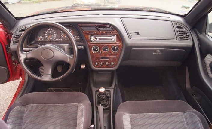 En 2,0 l, la Peugeot 306 Cabriolet reçoit des parements en faux bois sur son tableau de bord. L'airbag n'est pas disponible avant l'été 1994.