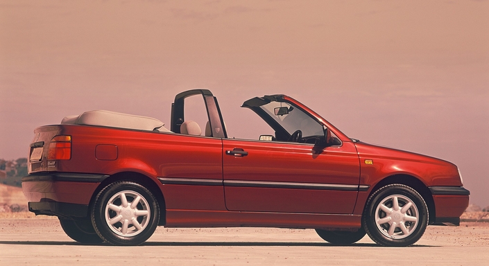Contrairement à la 306, la Volkswagen Golf III Cabriolet conserve la poupe de la version fermée, feux compris. Ici en 1994.