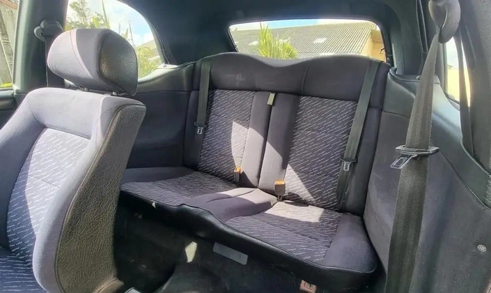 Comme la 306, la VW Golf III Cabriolet propose de vraies places arrière, ici un peu plus généreuses en largeur.