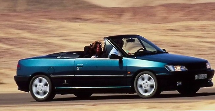 Dynamiquement, la Peugeot 306 Cabriolet n'a pas la maestria de la version fermée, mais elle se débrouille fort bien, faisant preuve d'un excellent amortissement.
