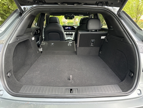 Les 660 litres annoncés paraissent optimistes compte-tenu de la faible hauteur sous tablette. Pas d’option 7 places, alors que certains rivaux les proposent…