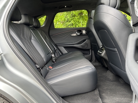 Les places arrière sont spacieuses, et le passager arrière droit peut avancer électriquement le siège avant. pour trouver davantage d’espace aux jambes.