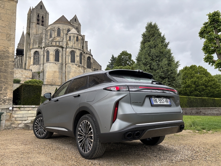 Omoda 9 : un SUV hybride rechargeable 30 % moins cher qu’un Mercedes équivalent…