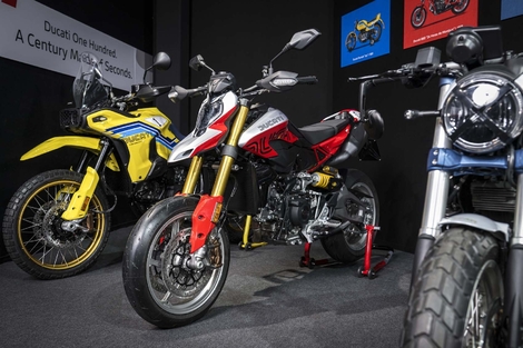 L'Hypermotard V2 SP 100 (inspirée de la 860 “24 Horas de Montjuic” de 1975)