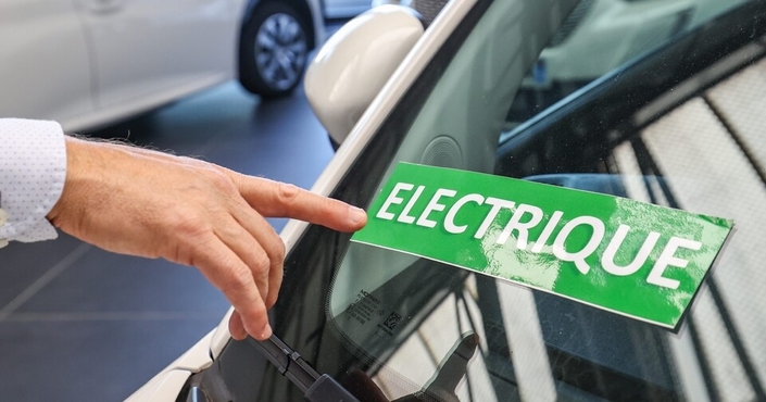 La crise au Moyen-Orient renforce l'intérêt pour l'électrique en neuf, mais aussi sur le marché de l'occasion. (photo MaxPPP)