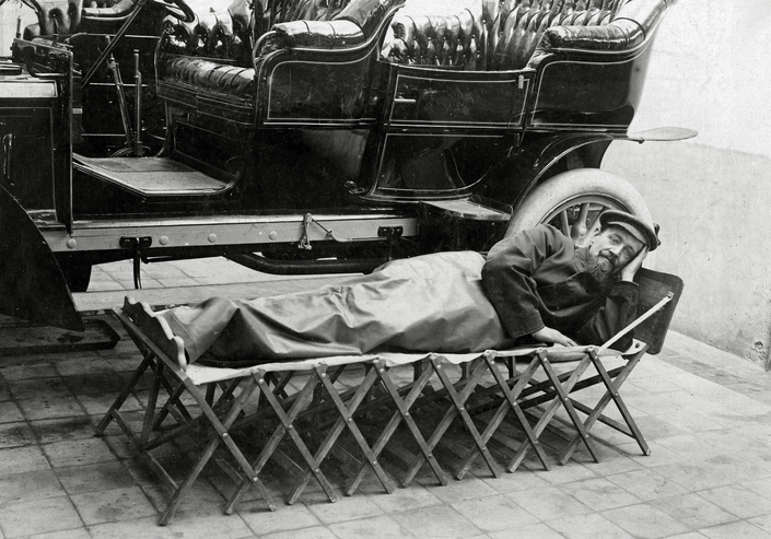 Mieux vaut dormir à l’extérieur du camping-car pour ne pas avoir trop chaud. Photo : MaxPPP.