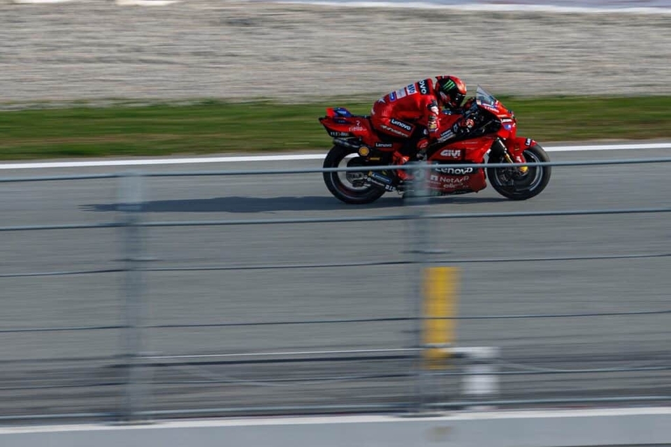 MotoGP, Barcelone Sprint : Bagnaia gagne, le titre se jouera dimanche